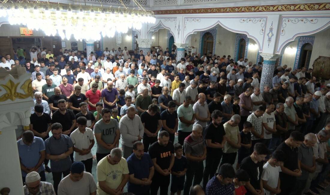 Kilis’te Mevlid Kandili dolayısıyla düzenlenen programlarda vatandaşlar manevi atmosferde bir