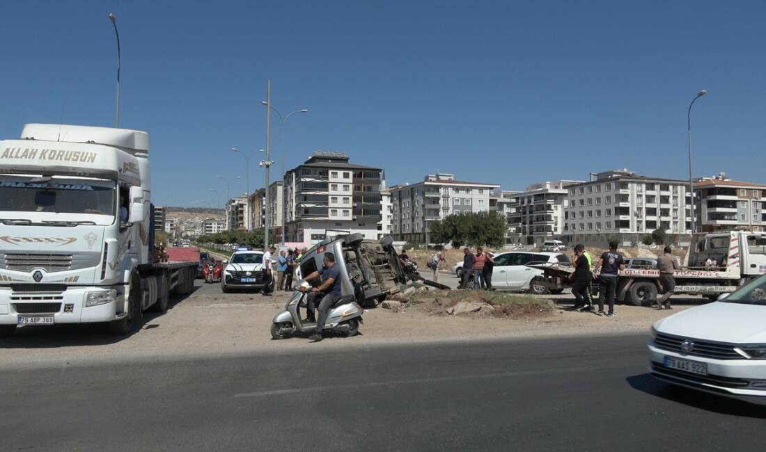 Kilis'te hafif ticari araç ile otomobilin çarpışması sonucu 3 kişi