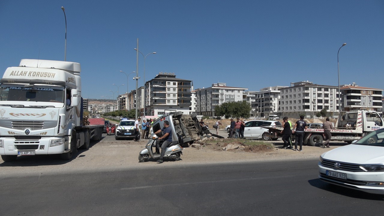 Kilis'te hafif ticari araç ile otomobilin çarpışması sonucu 3 kişi