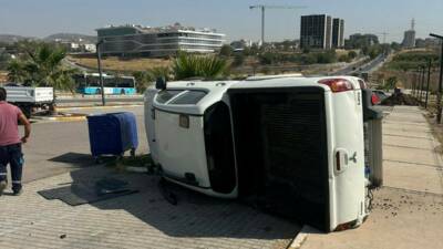 Adıyaman'da bir kamyonet, sürücüsünün kontrolünü kaybetmesi sonucu takla attı. Kazada