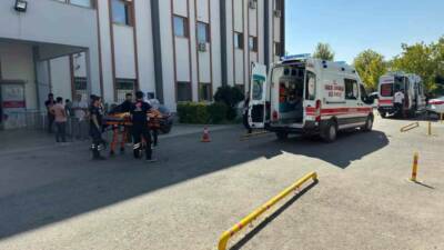 Adıyaman’ın Kahta ilçesinde çocukların oyun amacıyla el frenini indirdiği otomobilin