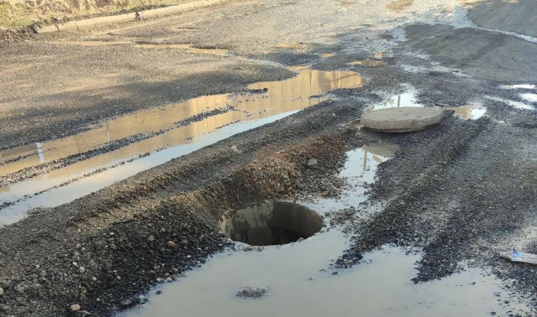 Adıyaman'ın Ali Taşı Mahallesi'nde karayolunun ortasında bulunan üzeri açık lağım