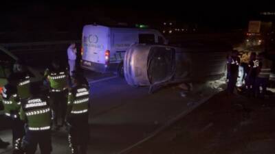 Gaziantep-Şanlıurfa Otoyolu Nizip kesiminde lastiğinin patlaması sonrası taklalar atarak devrilen
