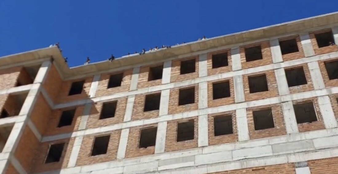 Nizip ilçesinde yapımı devam eden adliye binasında çalışan işçiler, uzun