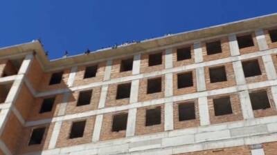 Nizip ilçesinde yapımı devam eden adliye binasında çalışan işçiler, uzun