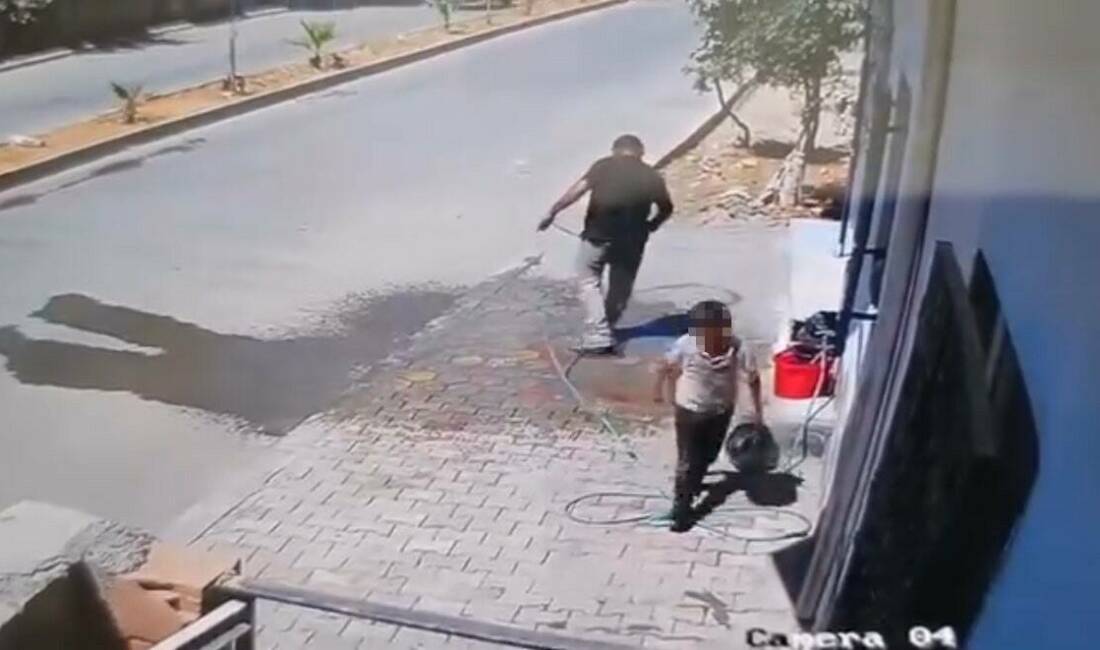 Mardin'in Kızıltepe ilçesinde bir baba, oğluna hırsızlık yaptırdığı anlar güvenlik