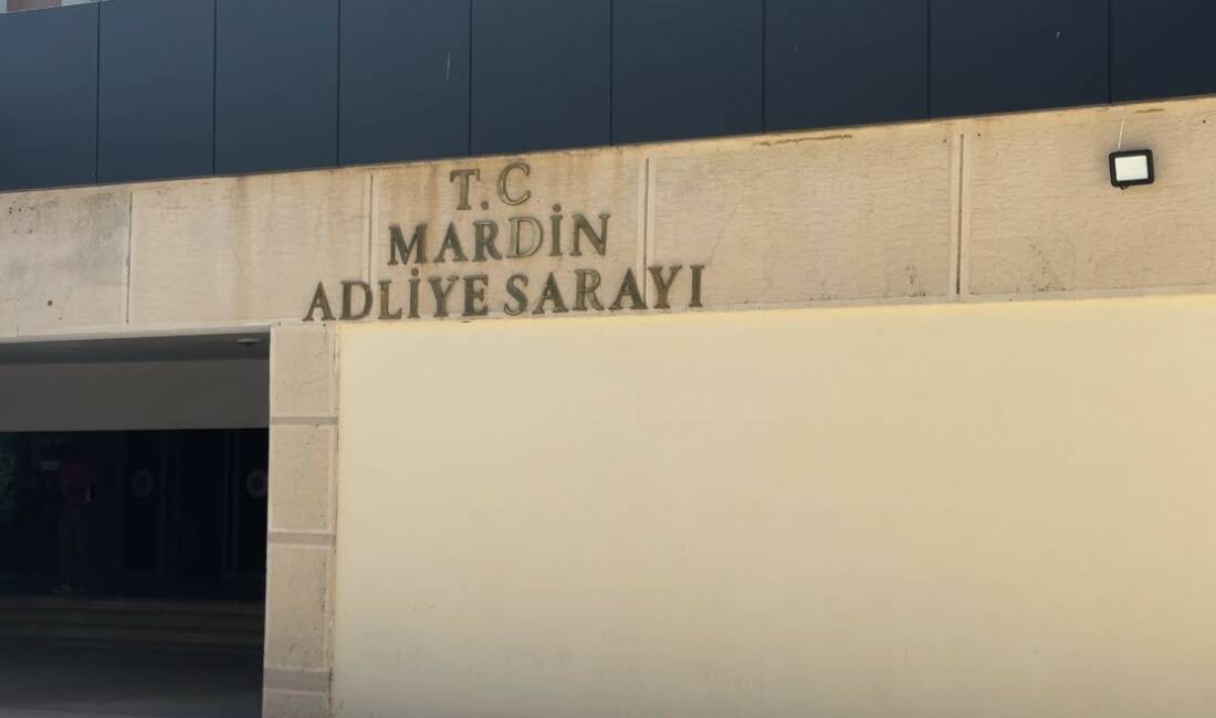 Mardin’de babasını patlayıcıyla öldürmek istediği öne sürülen sanığın yargılanması başladı Mardin'in Mazıdağı ilçesinde miras meselesi nedeniyle babasını öldürmek istediği iddia
