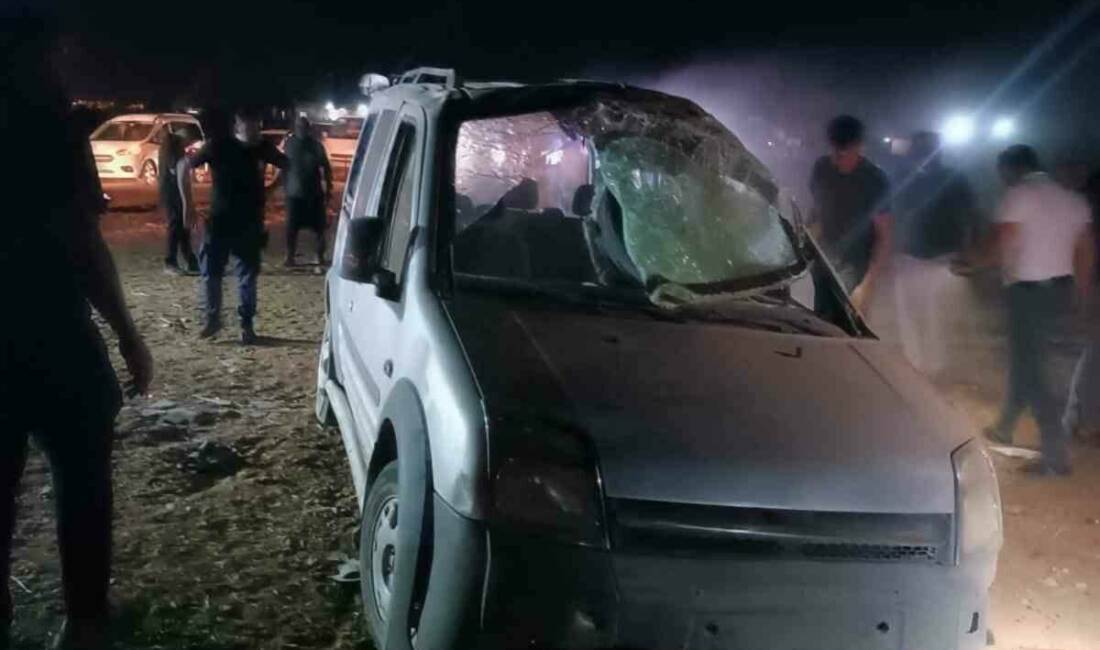 Mardin'de Kızıltepe ilçesinde meydana gelen kazada devrilen hafif ticari araçta