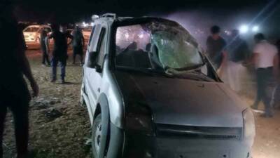 Mardin'de Kızıltepe ilçesinde meydana gelen kazada devrilen hafif ticari araçta