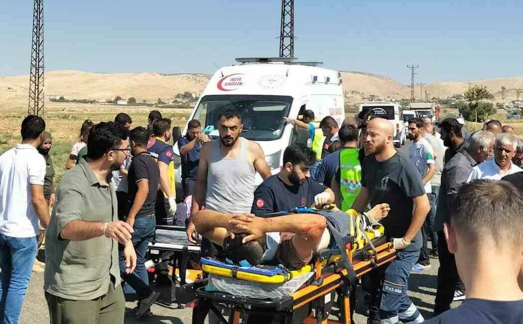 Mardin'in Artuklu ilçesinde hafif ticari araç ile motosikletin çarpışması sonucu
