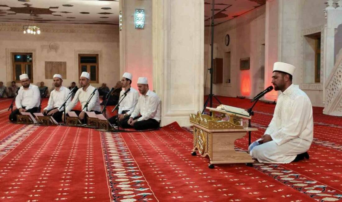 Mardinli vatandaşlar, Mevlid Kandili dolayısıyla camilere akın etti. Mardin Valiliği