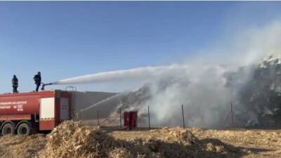 Derik ilçesinde bir enerji şirketine ait mısır balyalarının istiflendiği alan