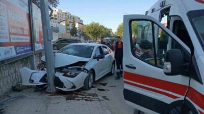 Mardin'in Artuklu ilçesinde, sürücüsünün kontrolünden çıkan bir otomobilin reklam panosu