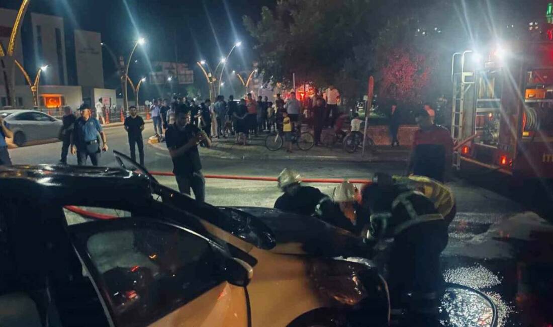 Mardin'de seyir halindeki bir otomobilde yangın çıktı. Sürücü, alevleri fark