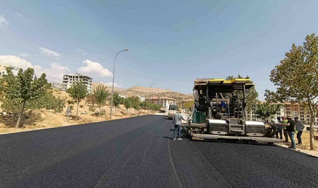 Mardin Büyükşehir Belediyesi, Yeşilli ilçesinde asfalt serim çalışmalarına başladı. Fen