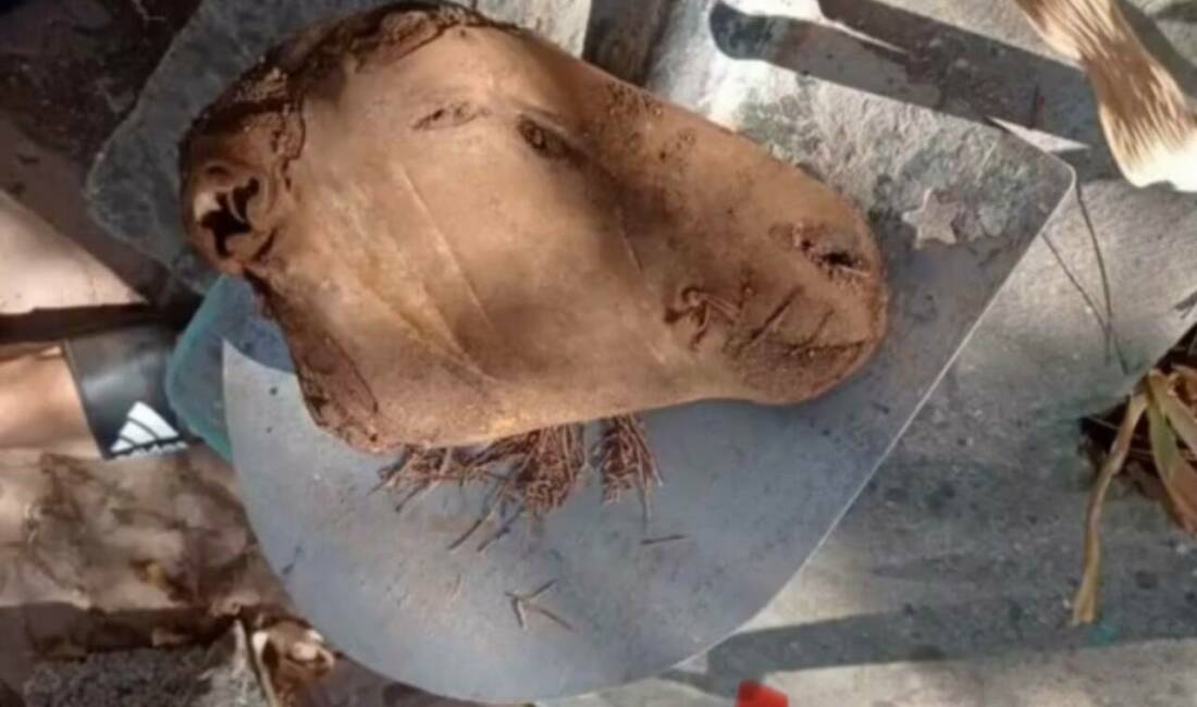 Diyarbakır'da mezar taşları yapmak için çalışan Barış Karabulut, kazılar sırasında