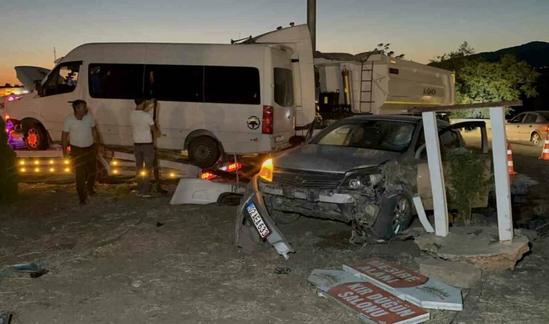 Adıyaman'da minibüs ile otomobilin çarpışması sonucu 12 kişi yaralandı. Kazada