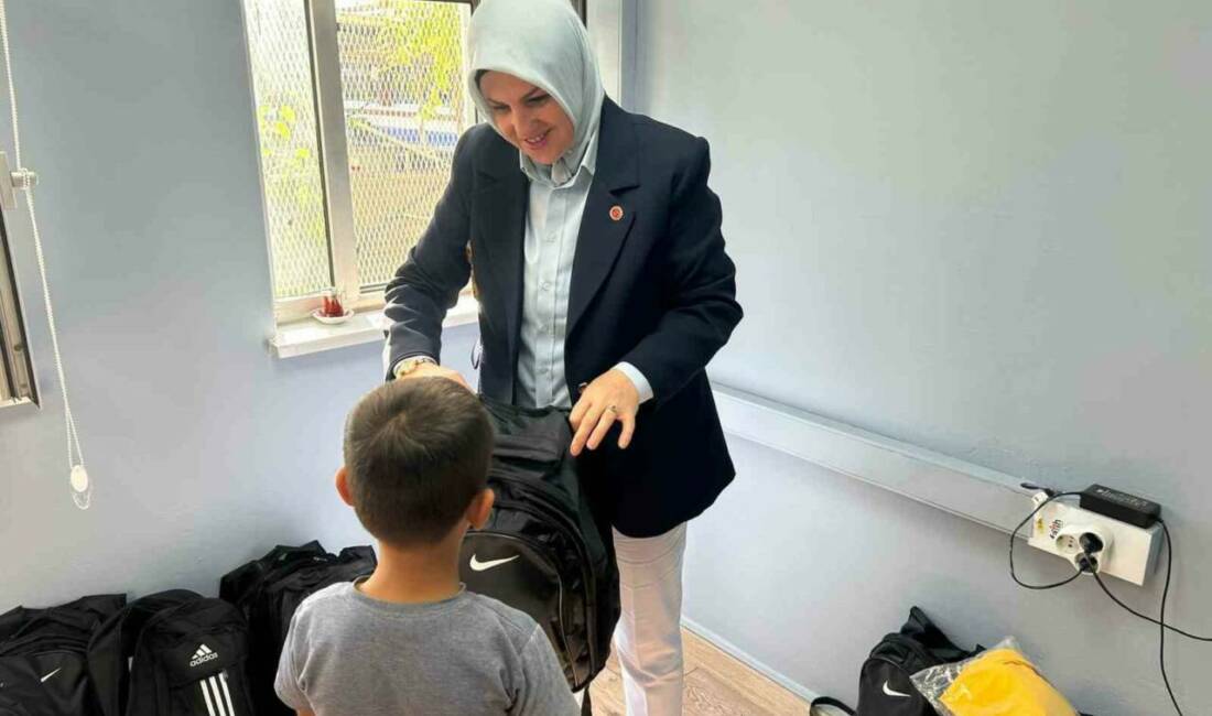 Diyarbakır'ın Bağlar ilçesinde bulunan Muradiye Mahallesi'nde öğrencilere çanta, kırtasiye ve