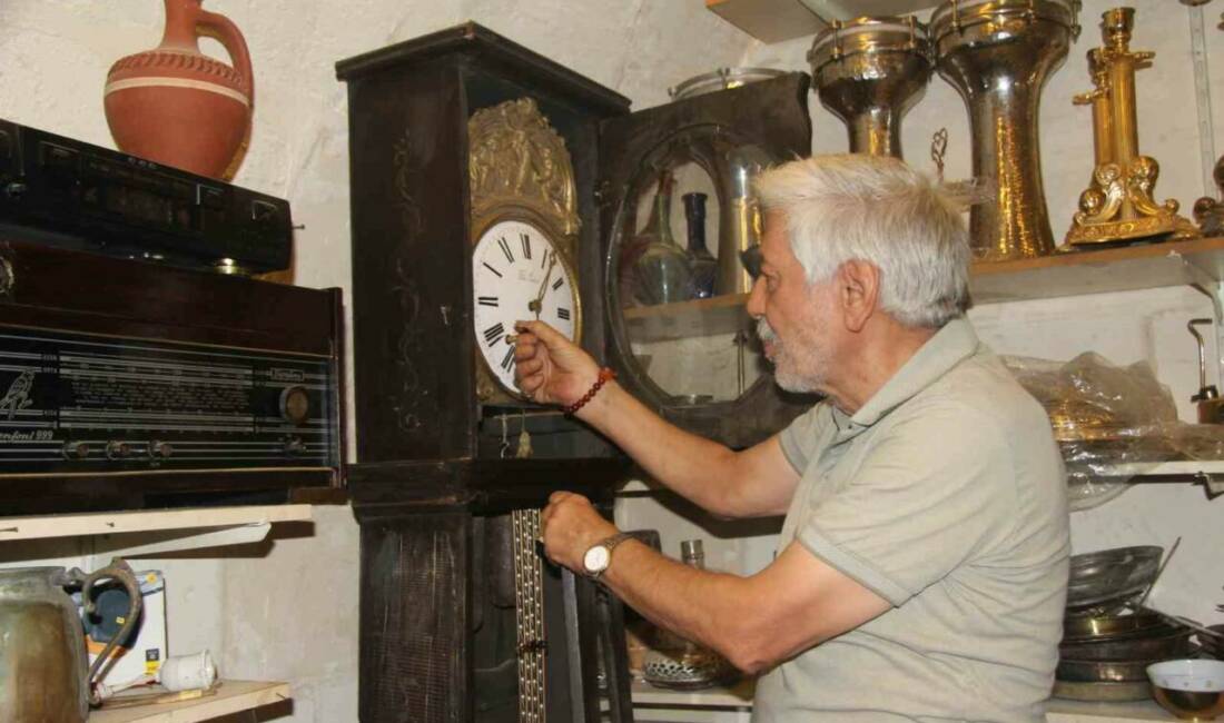 Gaziantep'te yaşayan 70 yaşındaki Said Dertli, antika tutkusuyla biriktirdiği eski