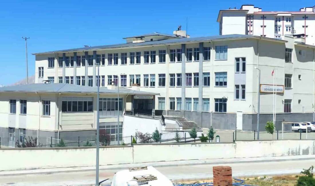 Adıyaman’ın Sincik ilçesindeki Anadolu İmam Hatip Lisesi, trafo arızası nedeniyle