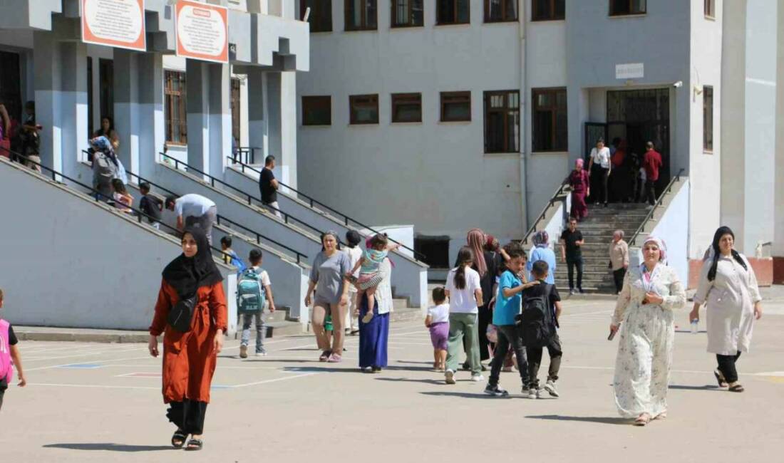 Diyarbakır'ın Yenişehir ilçesinde bulunan Şehitlik İlkokulu'nun ağır hasarlı olması nedeniyle