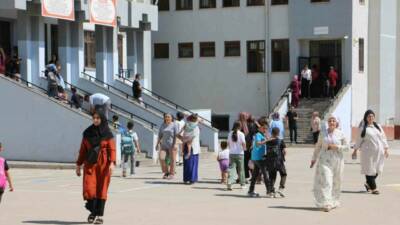 Diyarbakır'ın Yenişehir ilçesinde bulunan Şehitlik İlkokulu'nun ağır hasarlı olması nedeniyle