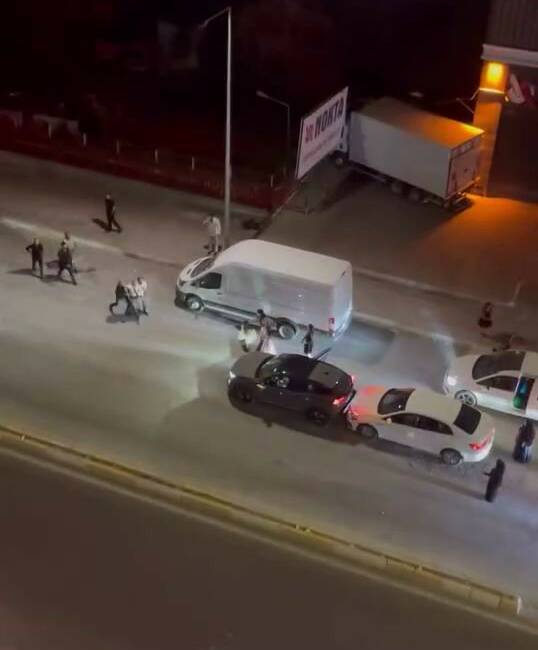 Diyarbakır'ın Bağlar ilçesinde meydana gelen trafik kazasında karışan araç sürücüleri