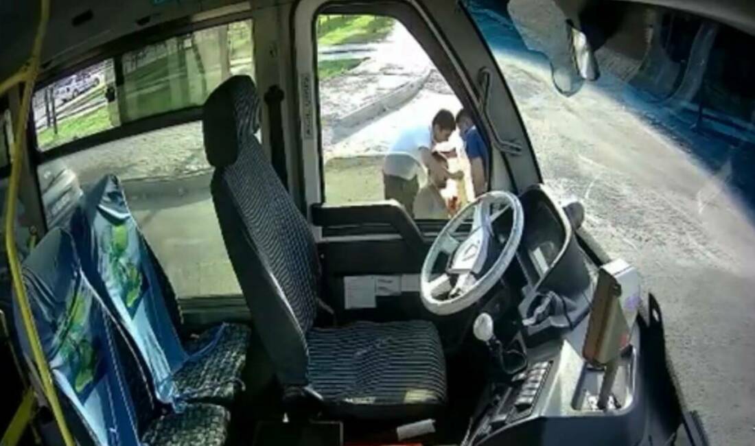 Özel halk otobüsü şoförü Şanlıurfa'nın Haliliye ilçesinde bıçaklı saldırıya uğradı.