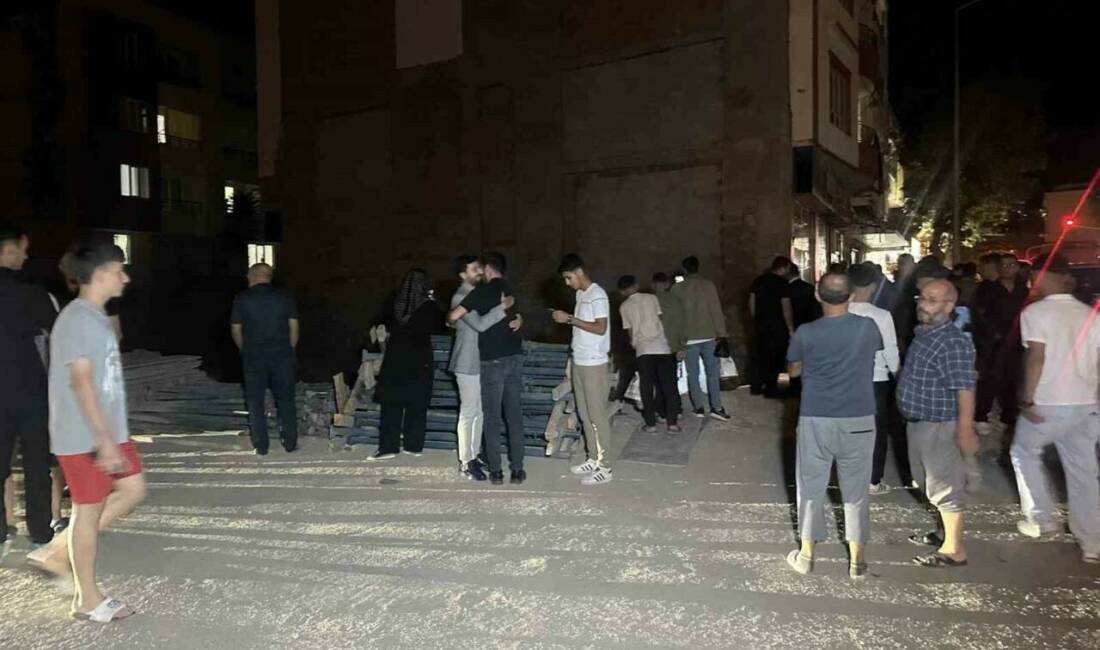 Adıyaman'ın Turgutreis Mahallesi'nde meydana gelen kazada, otomobilin inşaat temeline düşmesi