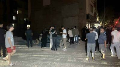 Adıyaman'ın Turgutreis Mahallesi'nde meydana gelen kazada, otomobilin inşaat temeline düşmesi