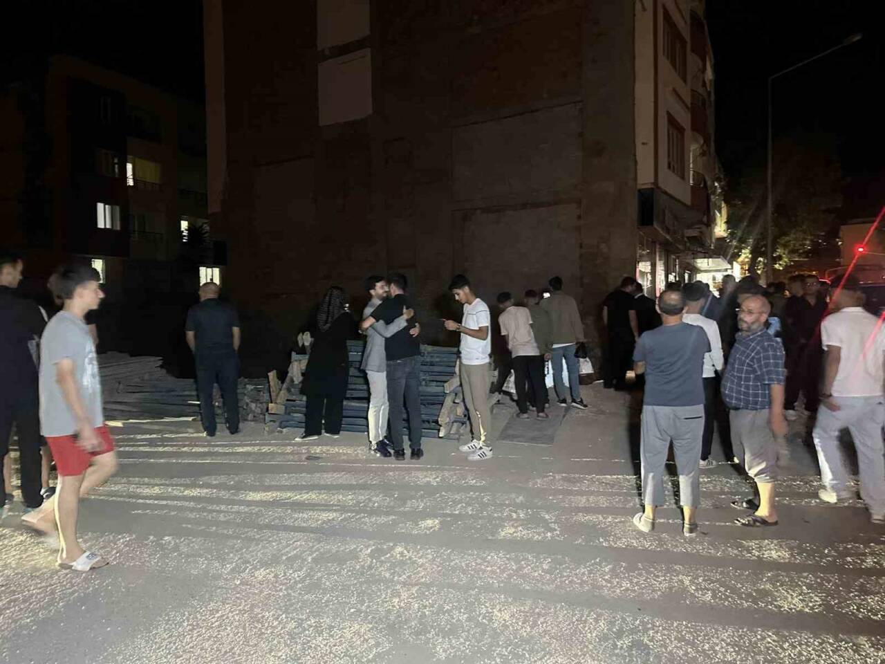 Adıyaman'ın Turgutreis Mahallesi'nde meydana gelen kazada, otomobilin inşaat temeline düşmesi
