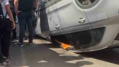 Diyarbakır'ın Merkez Yenişehir ilçesinde seyir halindeki bir otomobil, park halindeki