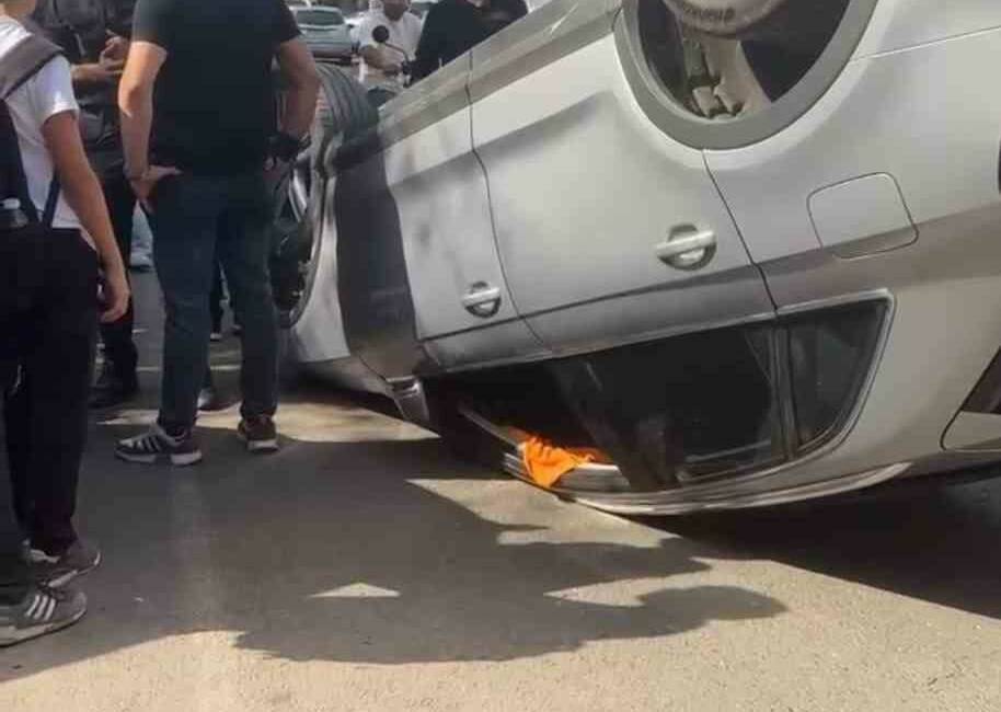 Diyarbakır'ın Merkez Yenişehir ilçesinde seyir halindeki bir otomobil, park halindeki