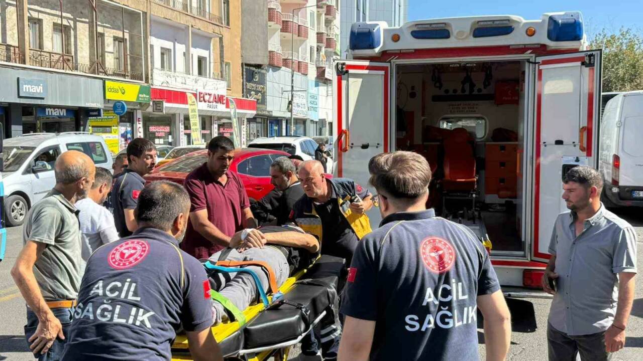 Diyarbakır’ın Yenişehir ilçesinde yolun karşısına geçmeye çalışan yaya, otomobil çarpması