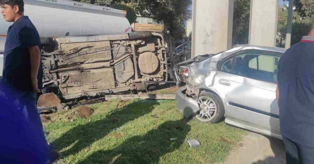 Adıyaman'ın merkezinde meydana gelen trafik kazasında iki otomobil çarpıştı. Kazada