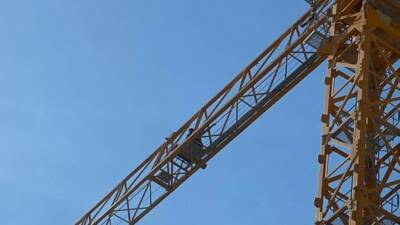 Adıyaman'da, bir işçi kule vince çıkarak parasını alamadığını iddia etti.