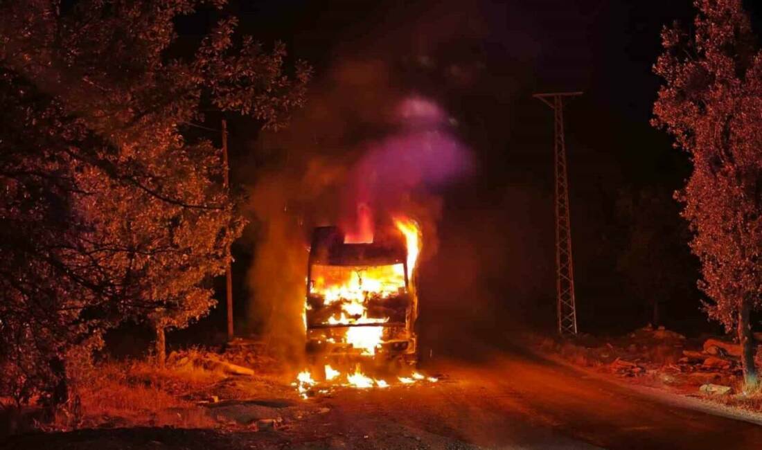 Adıyaman'ın Gölbaşı ilçesinde park halindeki bir kamyon, belirlenemeyen bir sebepten