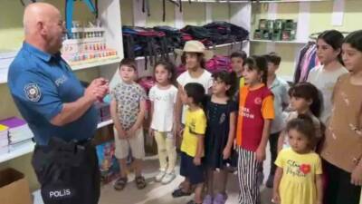 Polis memuru Mustafa Şahin, 'Askıda Kırtasiye' projesi kapsamında 81 ilde