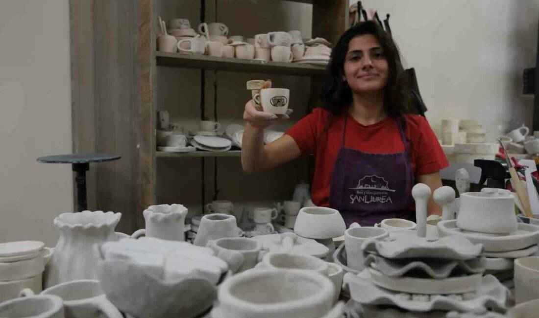 Şanlıurfa Büyükşehir Belediyesi'nin düzenlediği ücretsiz sanat kurslarına katılan kadınlar, kendi