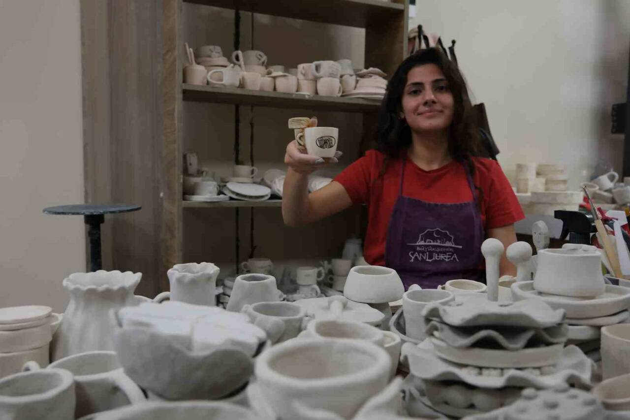 Şanlıurfa Büyükşehir Belediyesi'nin düzenlediği ücretsiz sanat kurslarına katılan kadınlar, kendi