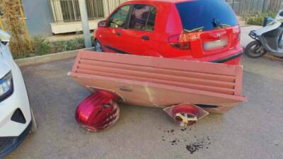 Adıyaman'da, şiddetli rüzgar nedeniyle bir binanın havalandırma cihazı park halindeki