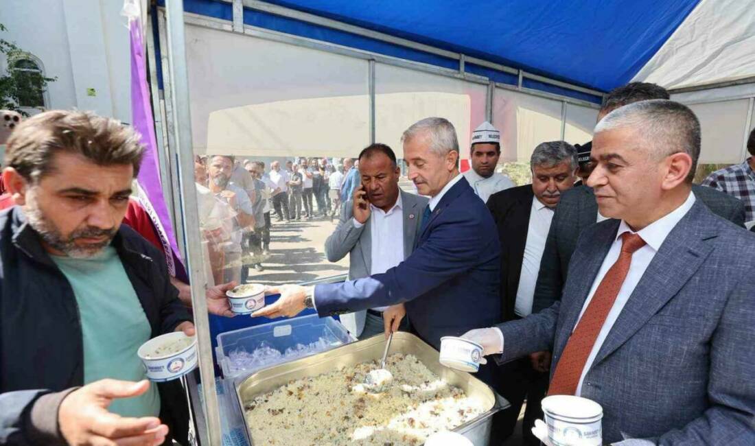 Şahinbey Belediyesi Ahilik Haftasını pilav dağıtarak kutladı Şahinbey Belediyesi, Ahilik Haftası dolayısıyla Ulu Cami önünde pilav dağıtımı