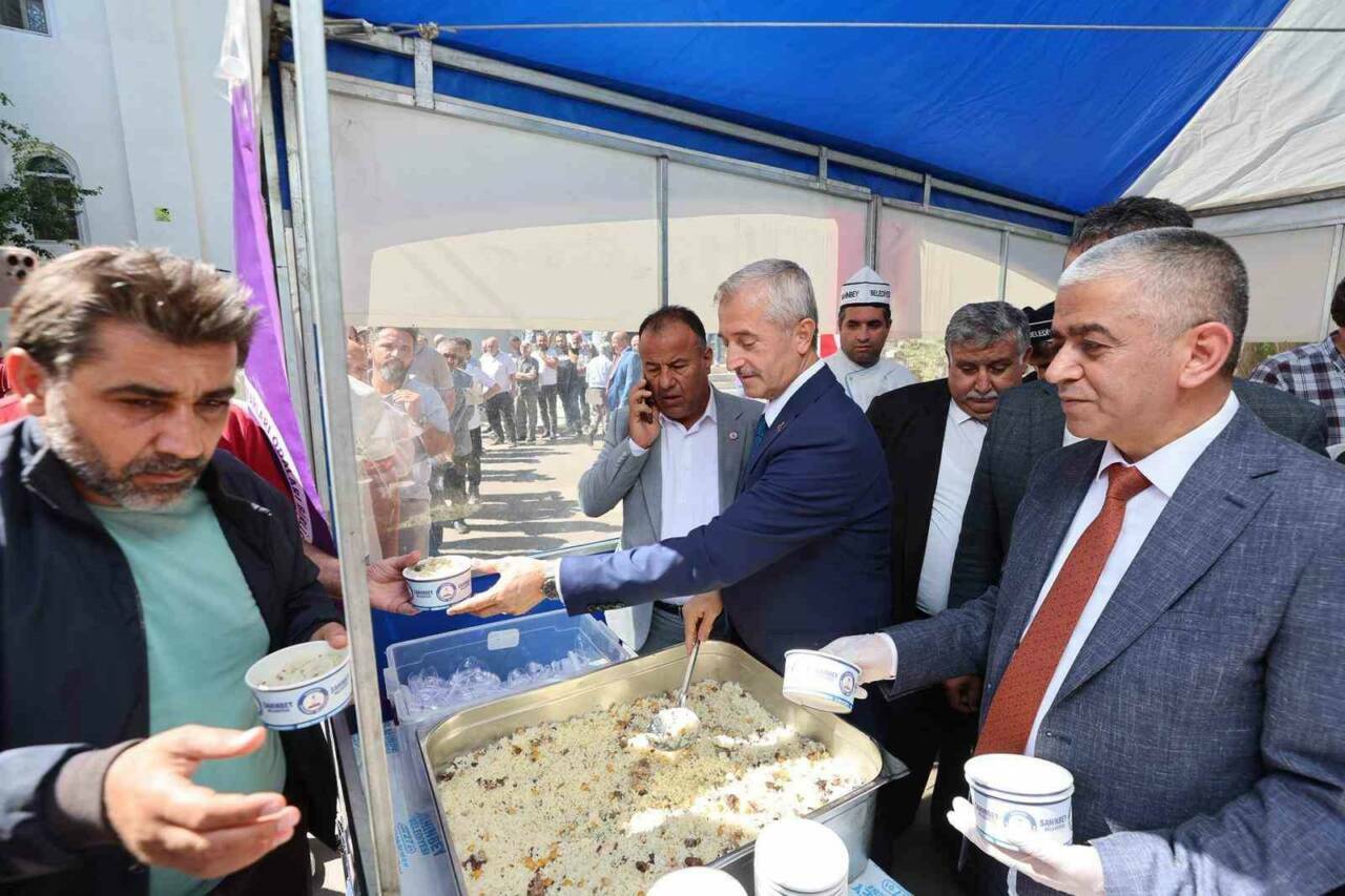 Şahinbey Belediyesi, Ahilik Haftası dolayısıyla Ulu Cami önünde pilav dağıtımı