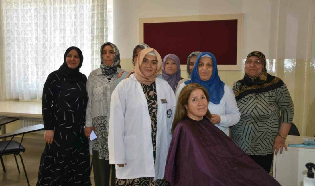 Şahinbey Belediyesi'ne bağlı Binevler Sosyal Tesisi’nde kadınlara yönelik kuaförlük eğitim