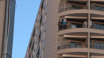 Şanlıurfa'da çocuklar, 12 katlı bir binanın 8. katında güvenlik önlemi