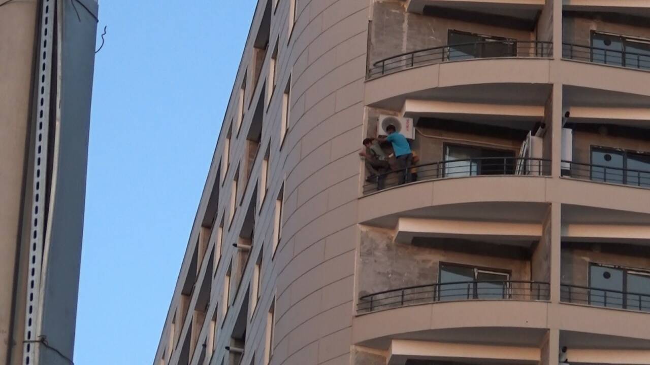 Şanlıurfa'da çocuklar, 12 katlı bir binanın 8. katında güvenlik önlemi