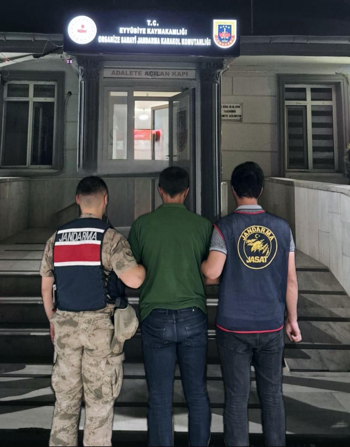 Şanlıurfa İl Jandarma Komutanlığı ekipleri, aranan ve hapis cezası bulunan