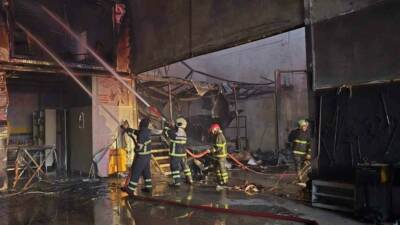 Şanlıurfa'da Eyyübiye ilçesinde bulunan bir iş yerinde çıkan yangına 8