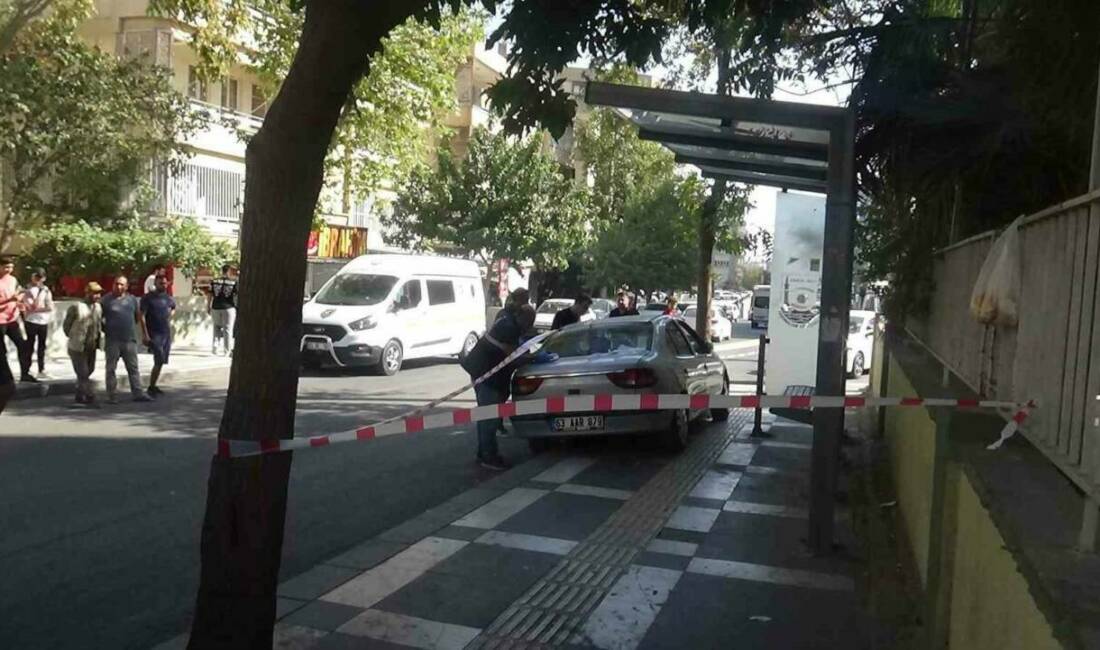 Şanlıurfa'nın Haliliye ilçesinde meydana gelen trafik kazasında otomobilin durakta bekleyenlerin