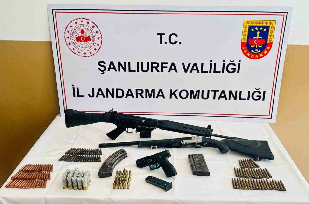 Şanlıurfa’nın Bozova ilçesinde jandarma ekipleri tarafından yapılan çalışmada ruhsatsız silahlar